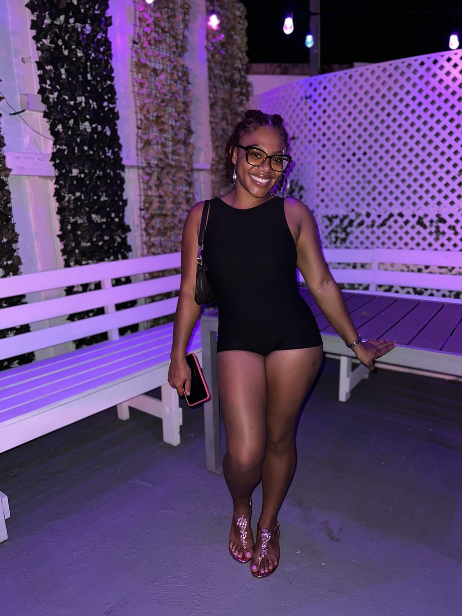 _biggie_smiles_'s tweet photo. Likkle bit https://t.co/WzcX6P96tU