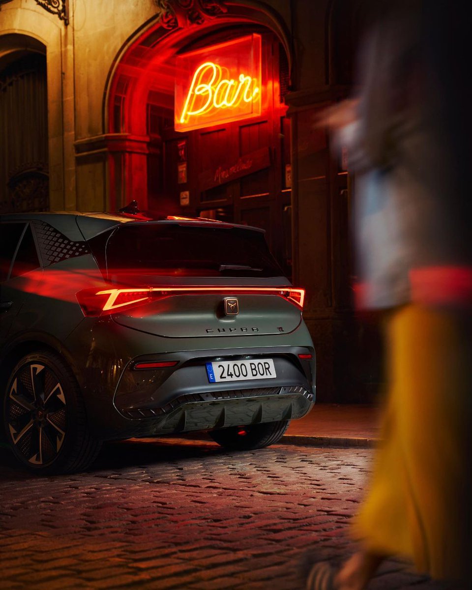 Presentamos el #CUPRAborn VZ! ⚡️ Diseñado para los auténticos entusiastas de las altas prestaciones eléctricas, el CUPRA Born VZ cuenta con un propulsor de 240 kW (326 CV) capaz de alcanzar los 100 km/h en tan solo 5,7 segundos.