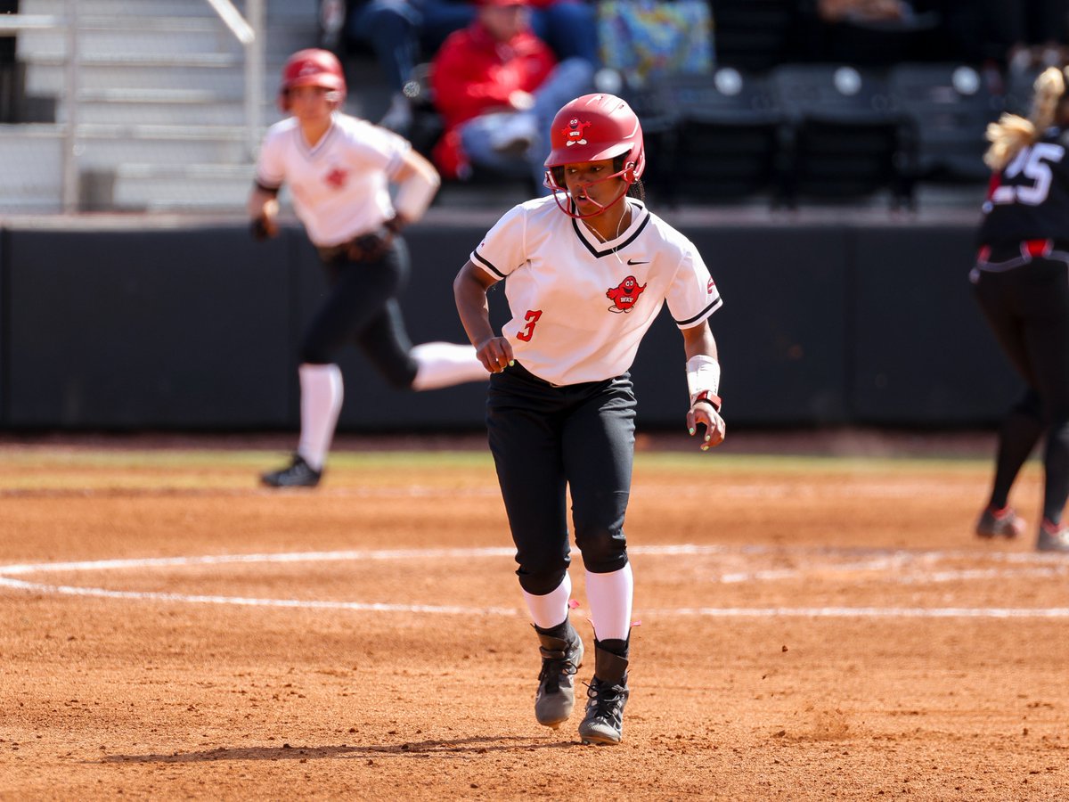 .@WKUSoftball defeats Northern Illinois 10-2 in 5 innings. 

#GoTops #JustWin #Grit #WhateveritTakes #TopsTogether #TopsOnTop #photogrind

📸's : wkusports.com/galleries/soft…