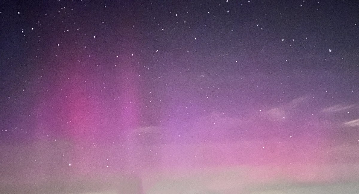 AlanMcC82's tweet image. OMGG!! 🤩🥰. I just caught some unbelievable shots of the #Aurora #northernlights over #Courtmacsherry areas in #WestCork, #Ireland around 8.17pm!! (with stunning pillars too..) 😳😍📸🌌💥✨💚❤️ #auroraborealis #solarstorm #CME #sun #astronomy #Astrophotography #space…