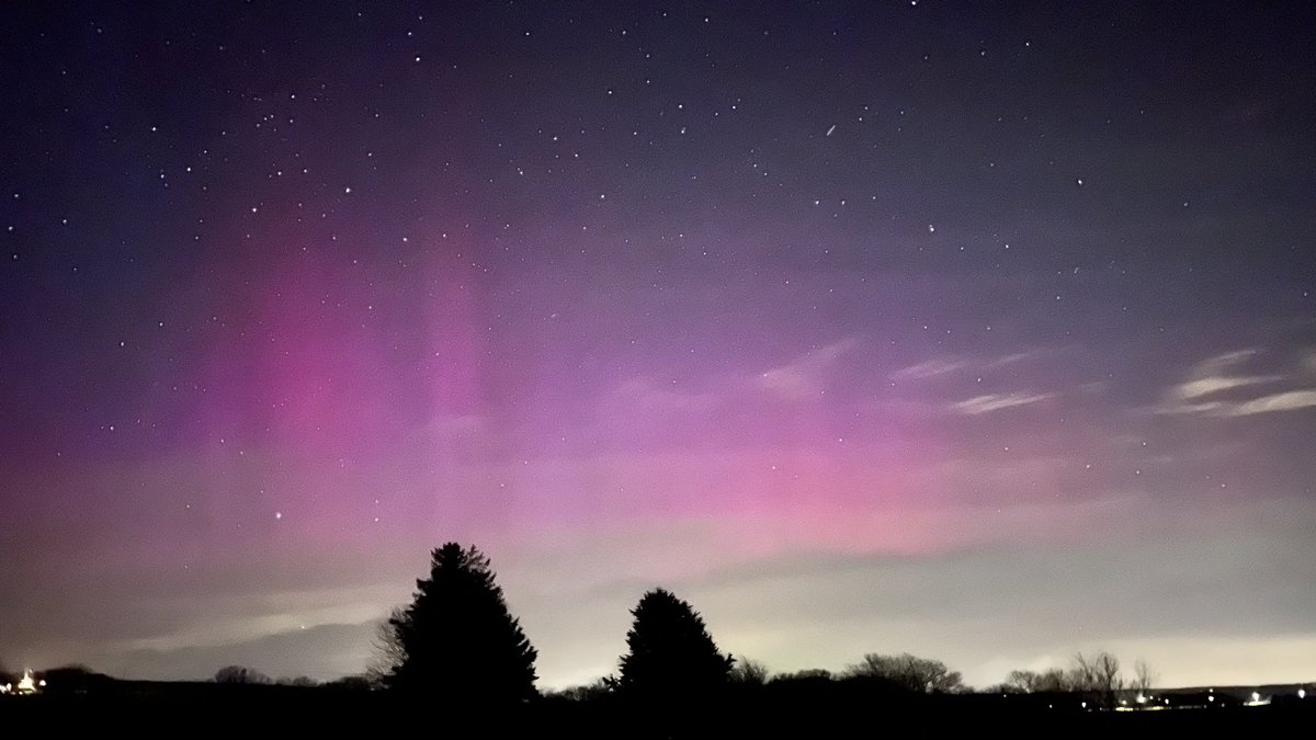 AlanMcC82's tweet image. OMGG!! 🤩🥰. I just caught some unbelievable shots of the #Aurora #northernlights over #Courtmacsherry areas in #WestCork, #Ireland around 8.17pm!! (with stunning pillars too..) 😳😍📸🌌💥✨💚❤️ #auroraborealis #solarstorm #CME #sun #astronomy #Astrophotography #space…