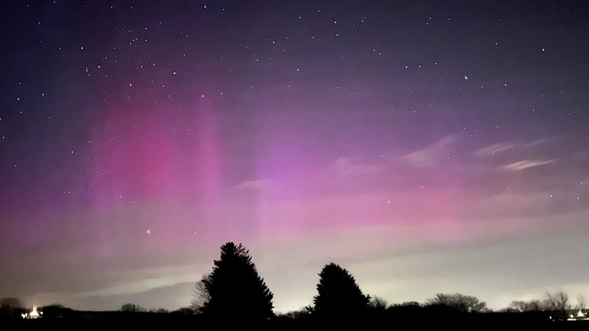 AlanMcC82's tweet image. OMGG!! 🤩🥰. I just caught some unbelievable shots of the #Aurora #northernlights over #Courtmacsherry areas in #WestCork, #Ireland around 8.17pm!! (with stunning pillars too..) 😳😍📸🌌💥✨💚❤️ #auroraborealis #solarstorm #CME #sun #astronomy #Astrophotography #space…