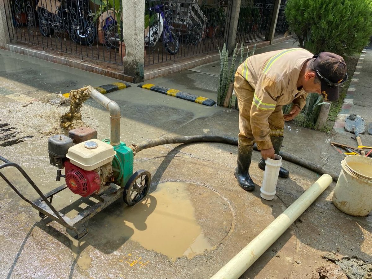 A esta hora nuestro Grupo Operativo de Acueducto lleva a cabo la reparación de un daño de red matriz en el barrio Morichal. 
Aproximadamente en una hora se dará servicio nuevamente a los usuarios de este sector. 👷🏼‍♂️