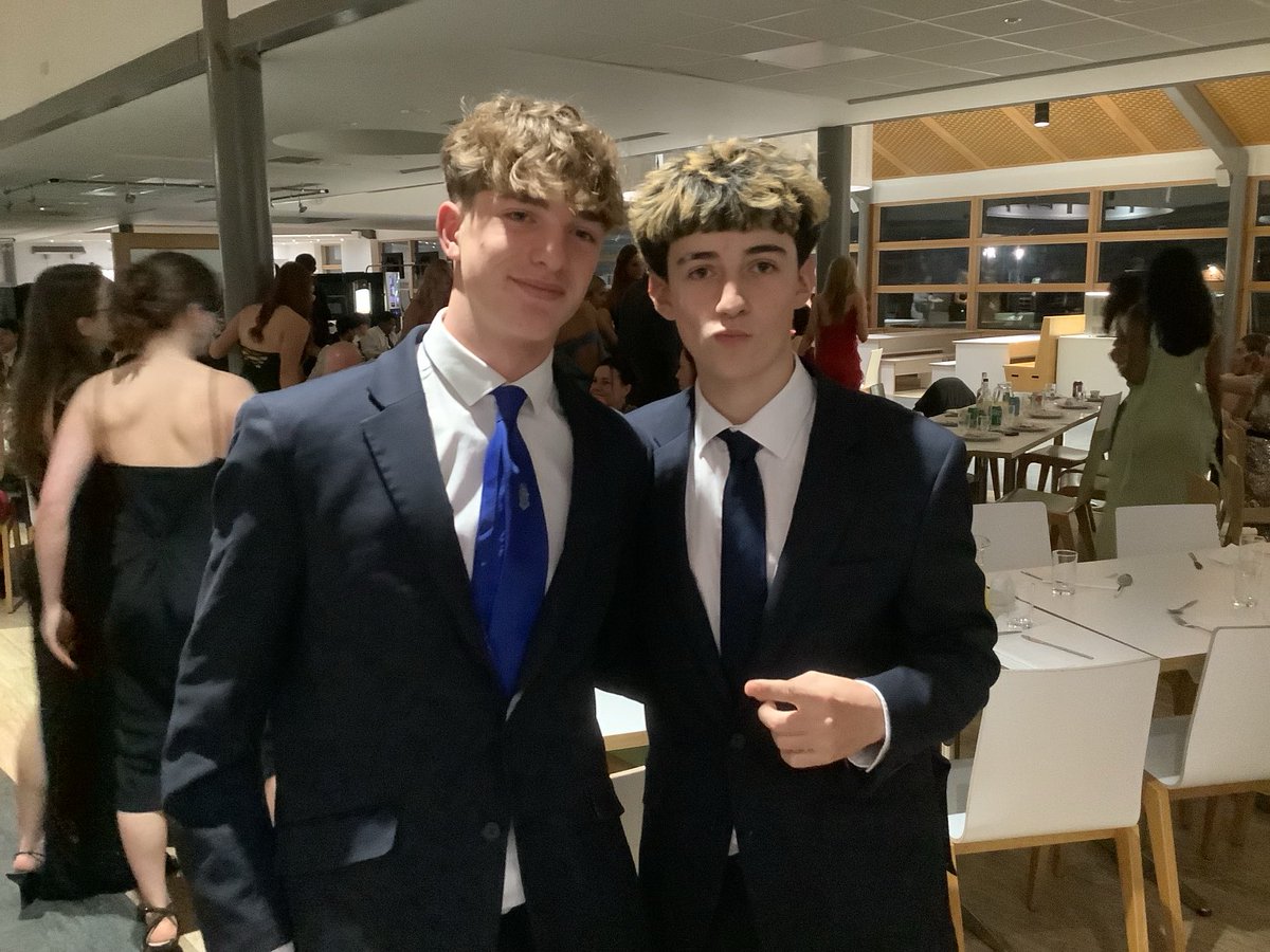 The Yr11 enjoyed a formal dinner last night. Thank you to all who made it such a super night. Good food, incredible music from their peers and lots of laughter. ⁦@MillfieldSenior⁩ ❤️💙💚🥘🎤🦅