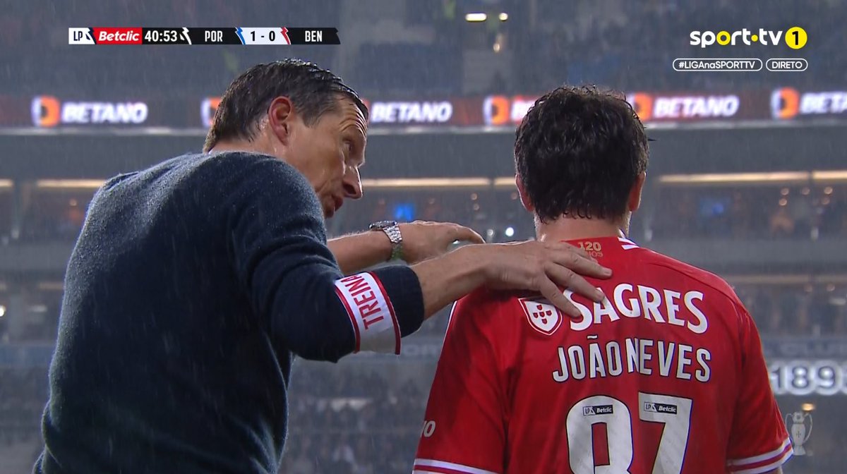 De um lado um jogador que dá tudo pelo Benfica, do outro um homem que faz tudo para enterrar o Benfica.

São estas as diferenças.