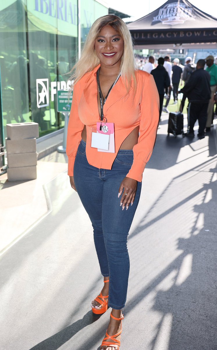 PGLoveSports's tweet photo. ‘Cause all I need. Is a beauty 💕and a beat - that’s a sports beat I mean 🤭💫

Thank you to the most talented @forestphoto_llc for capturing me at the #hbculegacybowl 🏈.
#PrettyGirlsLoveSports #prettygirlslovephotoshoots #beatreporter #sportsmedia #sportsjournalist https://t.co/uYYvx2HL4b