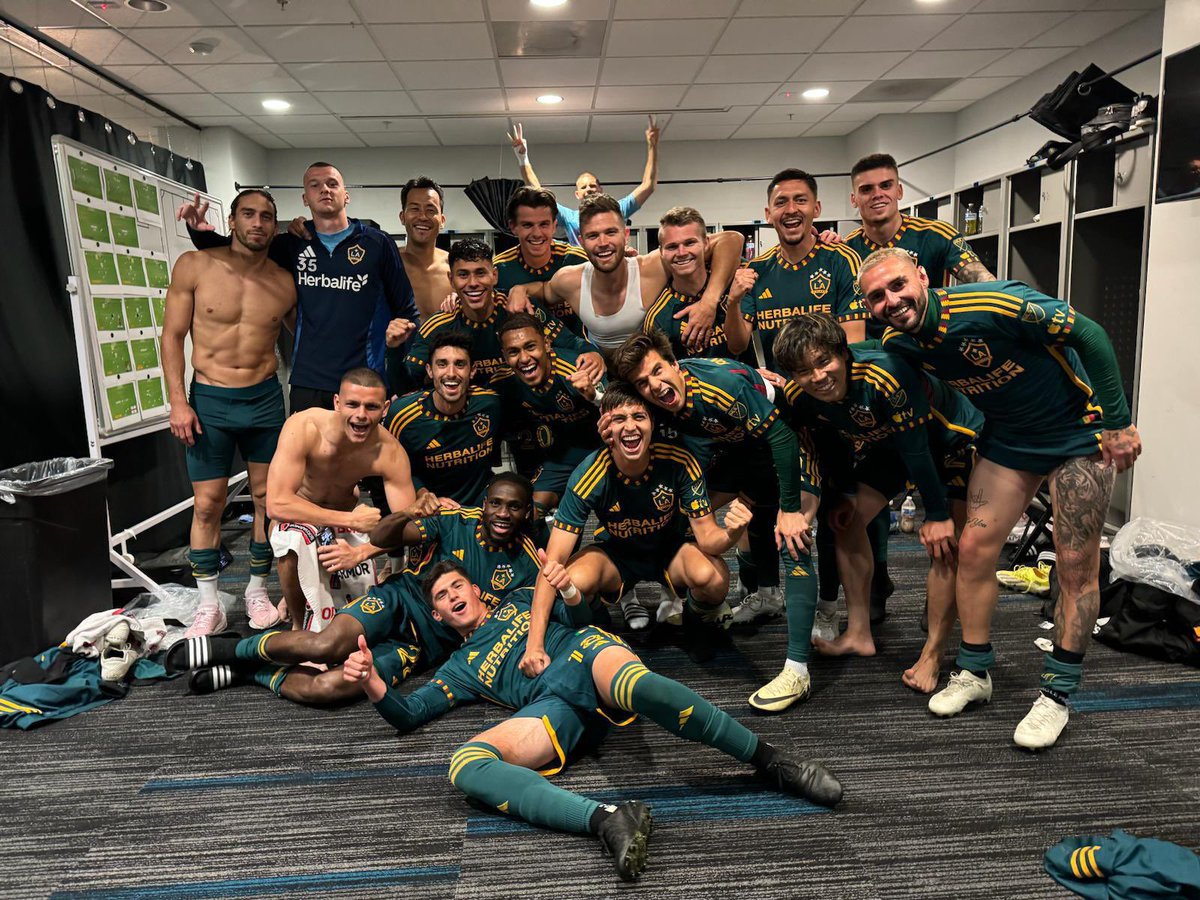 Nelson_J14's tweet photo. Cali Clásico W last night💚💛 https://t.co/aF2yIAa3hc