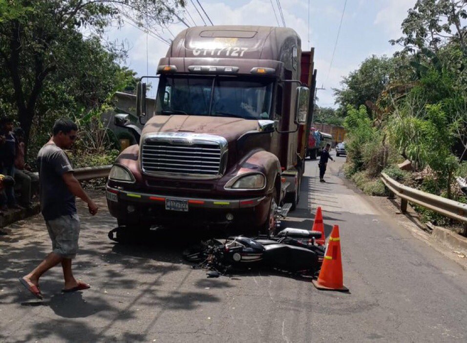 #TraficoSV Esta tarde se registró un accidente tránsito, donde un motociclista colisionó contra una rastra, sobre la carretera que conduce hacia Santa Elena, en Usulután.  En el percance dos personas resultaron lesionadas y fueron trasladadas a un hospital.