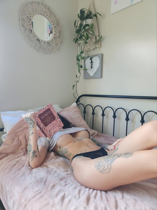 How's your lazy Sunday? https://t.co/fdWzF6S9aU<a href="/tag/legs"class="tags"><span>#legs</span></a><a href="/tag/heels"class="tags"><span>#heels</span></a><a href="/tag/feet"class="tags"><span>#feet</span></a>