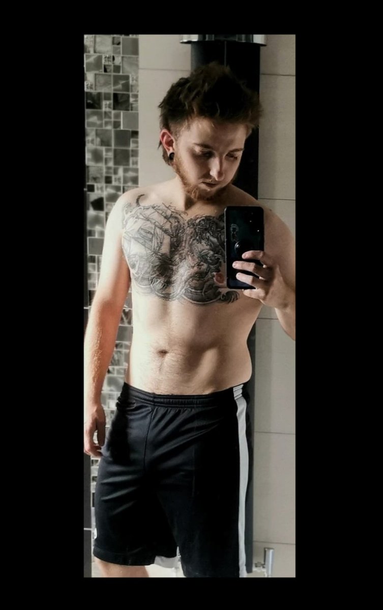 Thatguylevi98's tweet photo. @BellaRizinti Miss being this in shape. However, back to the grind when my broken legs heal 💪🏻 https://t.co/vCZ4UuNFoj