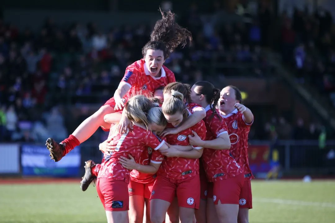 I need your help!!! I have two contenders for today photograph of the match; @CardiffCityLFC vs @PompeyWomen. Obviously it's one of the celebration shots from the dragons goal but which one is better 🤔 Let me know, photo 1 or photo 2?

#IAmGwalia