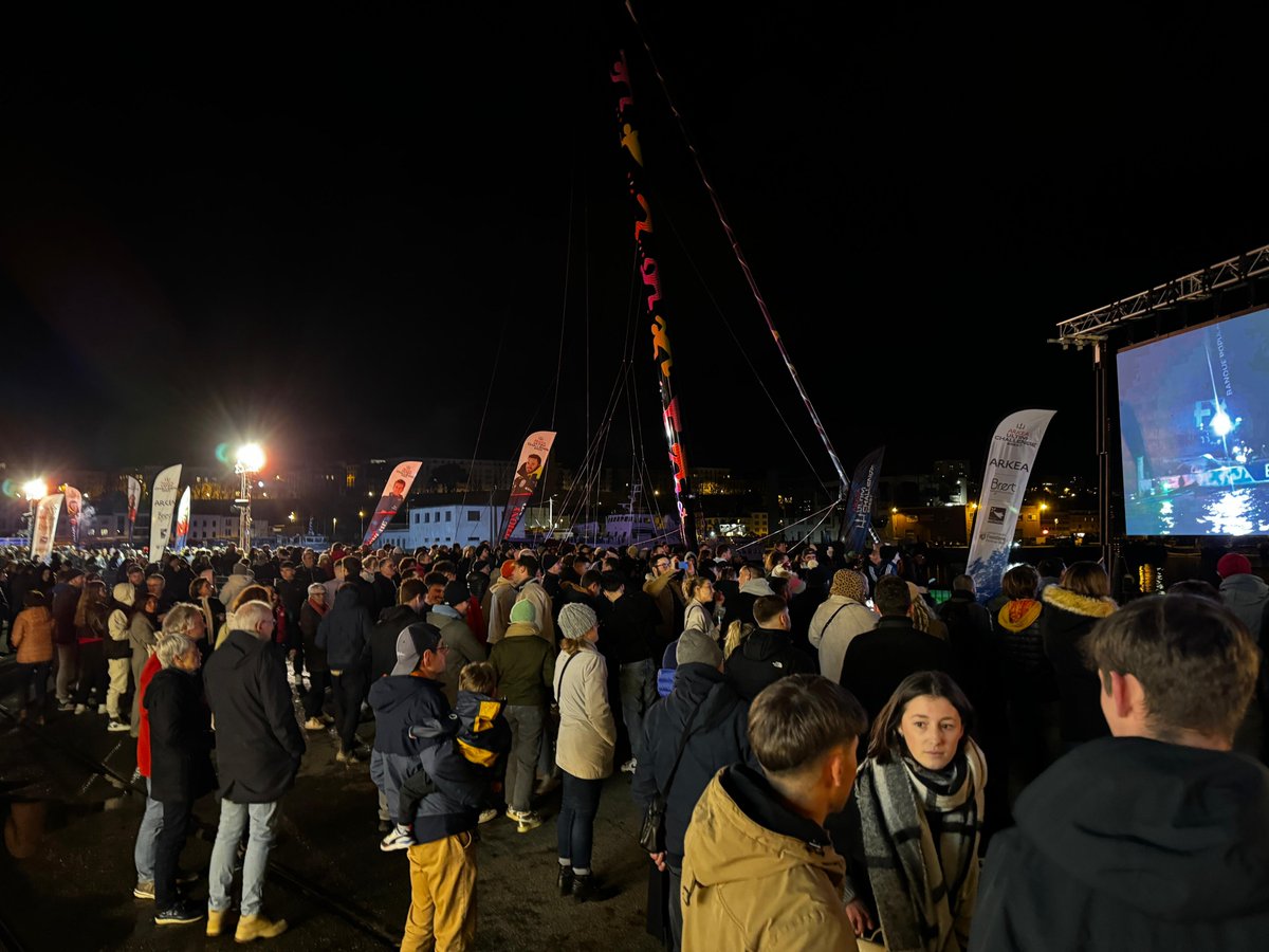 Malgré l'heure tardive, le public brestois s'est déplacé en nombre pour l'arrivée d'Armel Le Cléac'h, qui risque d'être accueilli chaleureusement au ponton du Quai Malbert. #AUCB