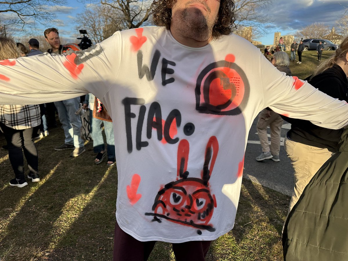 Hundreds of bird lovers flocked to Central Park to remember #Flaco, the Eurasian eagle-owl who died last week. The beloved local celebrity became an inspiration as he flew around Manhattan after someone let him out of his zoo enclosure. My full report at 6pm on @ny1