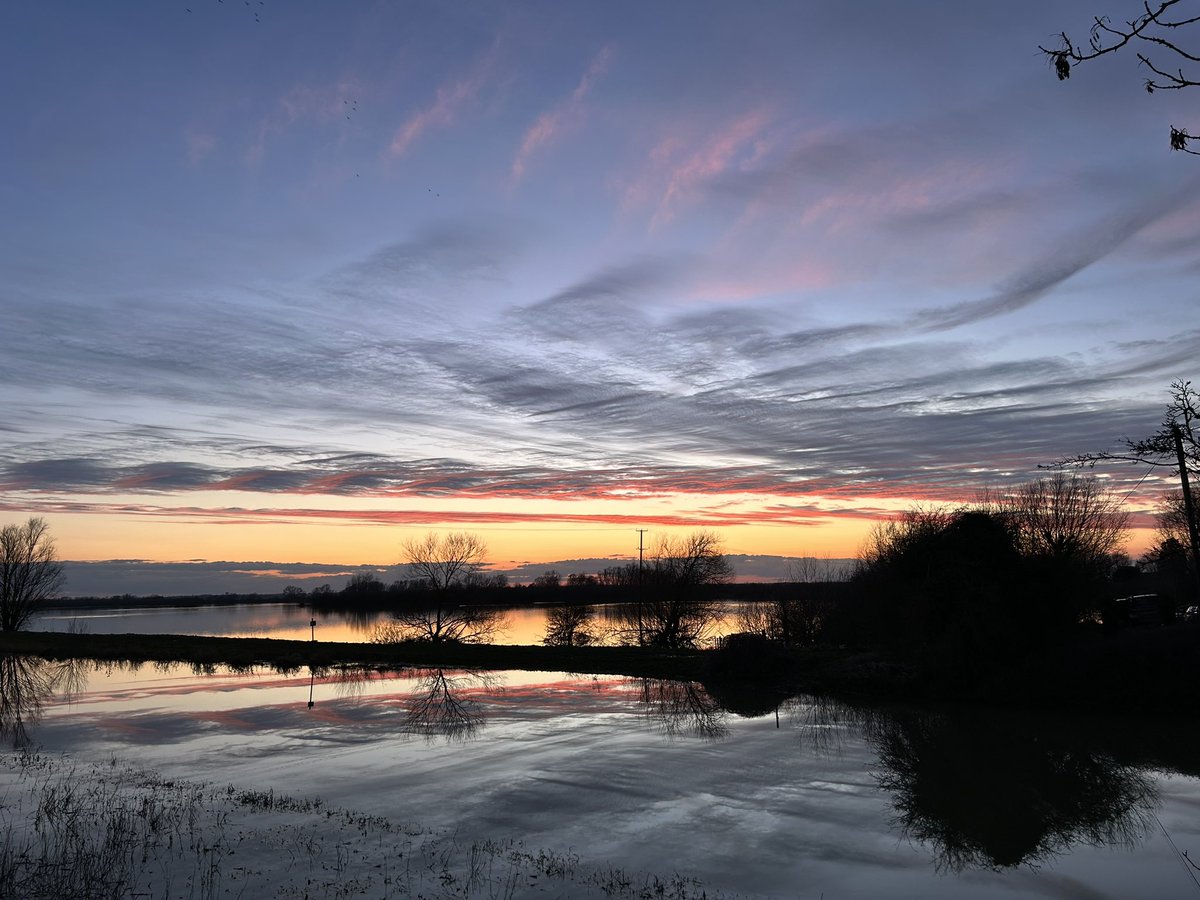 thelegalone's tweet photo. Marvellous sunset on the fens this evening. https://t.co/4pS77nMPqp