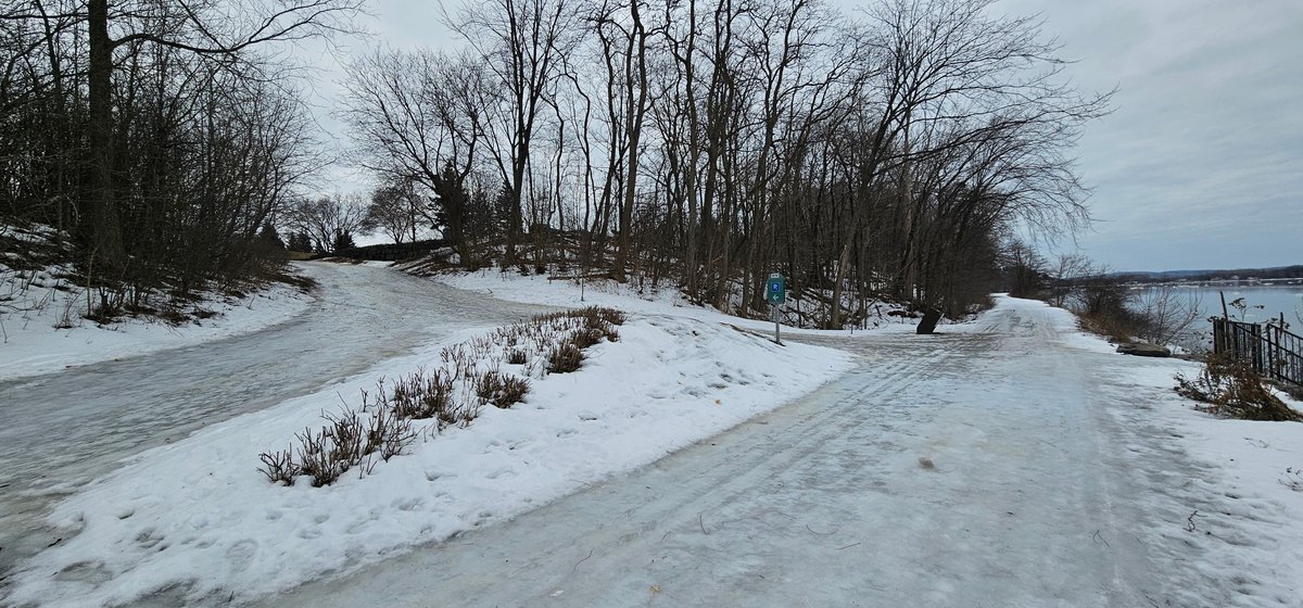 It is both icy & not icy along the trail today... We've paused grooming operations for now, but are still dreaming of snow. Today: skiers 0, fat bikers 2, swimmers 4, runners 5, walkers lots. Beware of ice if you head out, still full coverage west of Shefford, but ~20% is ice.