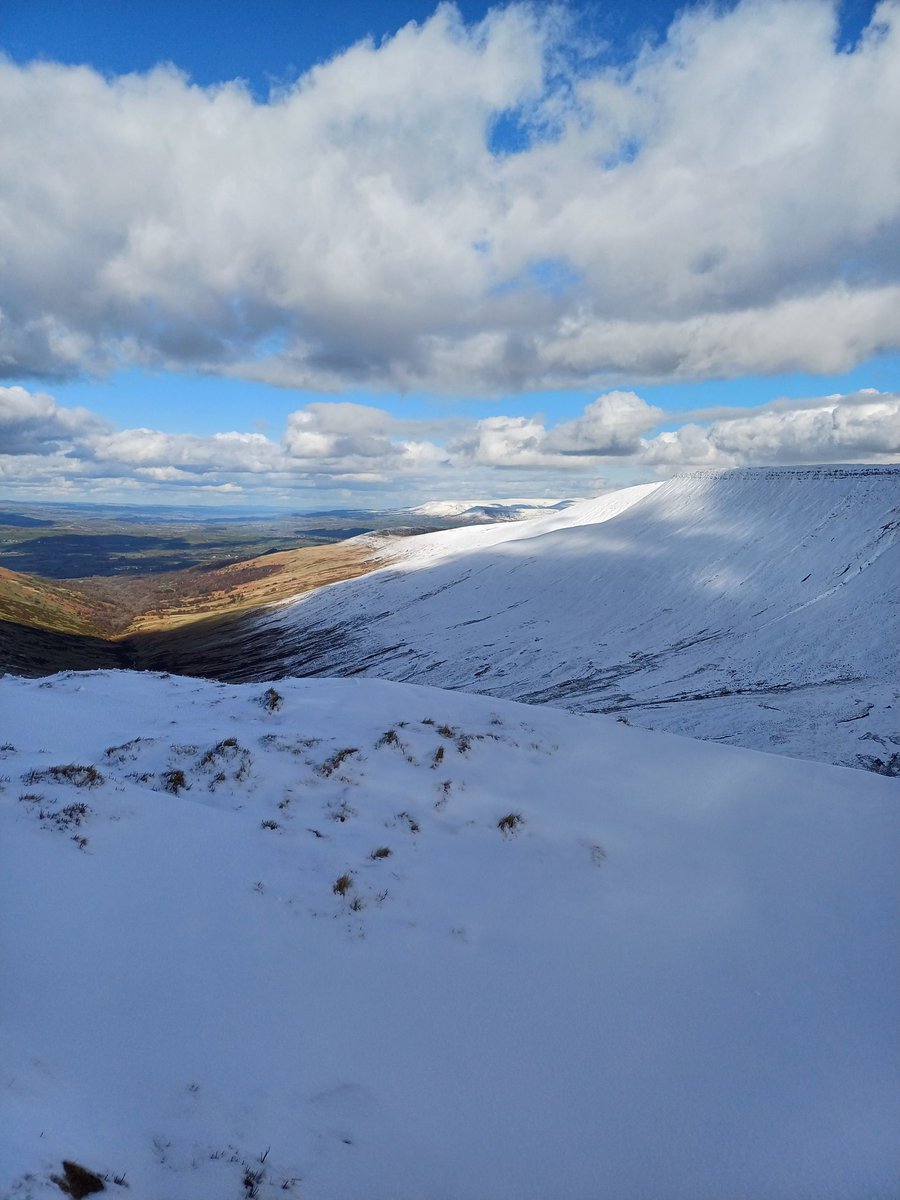 Some beautiful views from #FanYBig in the #BannauBrycheiniog this afternoon! 😍 - @DerekTheWeather #cymru #snow #mountains #uksnow #breconbeacons #stormhour #wales