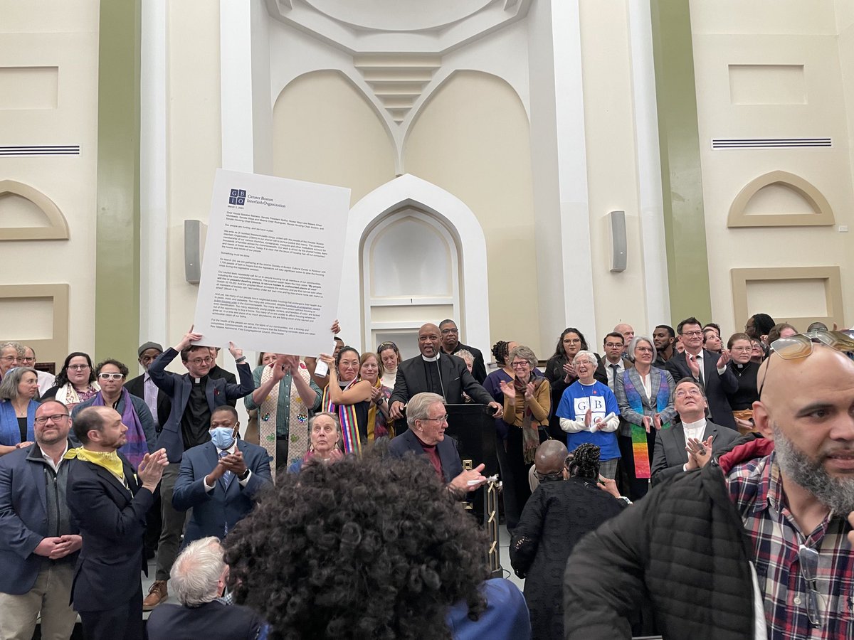 Closing prayer and call to action ⁦@GBinterfaith⁩ - 1700 STRONG supporting housing justice, funding for public housing, housing for returning citizens and the TRANSFER FEE. Went in feeling tired, left inspired. #Roxbury 🙏💪❤️