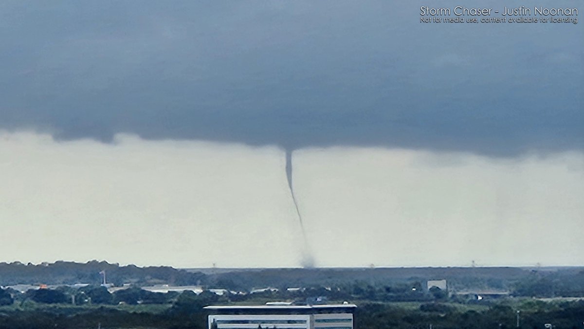 An amazing #waterspout that lasted at least 15 minutes or so just lifted in #MoretonBay this afternoon.

If you were around #Redcliffe you would have had an AMAZING view. I will upload some videos at a later time, but here are a few phone images.

#Brisbane #Tornado #spout…