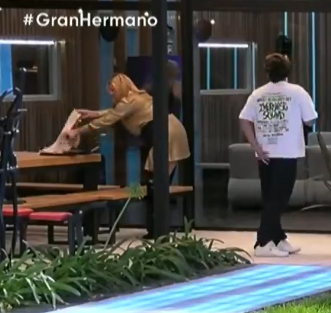 *Lisandro se fue eliminado y Agostina amagó con abandonar la casa*

Virginia: "Ay los bichos se están comiendo la torta"