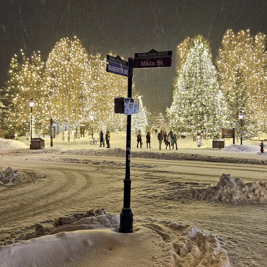 Still #snowing #ski & #snowboard nation! #ApresLIVE #Breckenridge #Colorado #Breck #brecklife #breckenridgecolorado #mainstreet #mountaintown #skitown #snow #wanderlust #travel #wintervacation #wintertravel #travelphoto #travelguide #traveltips #visitcolorado #SundayFunday #cowx