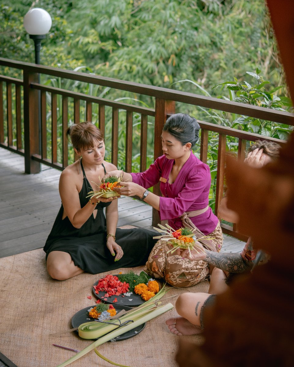 Elevate your stay with a touch of spirituality join our daily Making Offering sessions. Your journey to tranquility begins here. 🌺✨ #ubud #ubudbali #balilife #romantic #ubudresort #infinitypool #iniviehospitality #inivieinlove #aksariubud #aksariresort i #thinkbalithinkinivie
