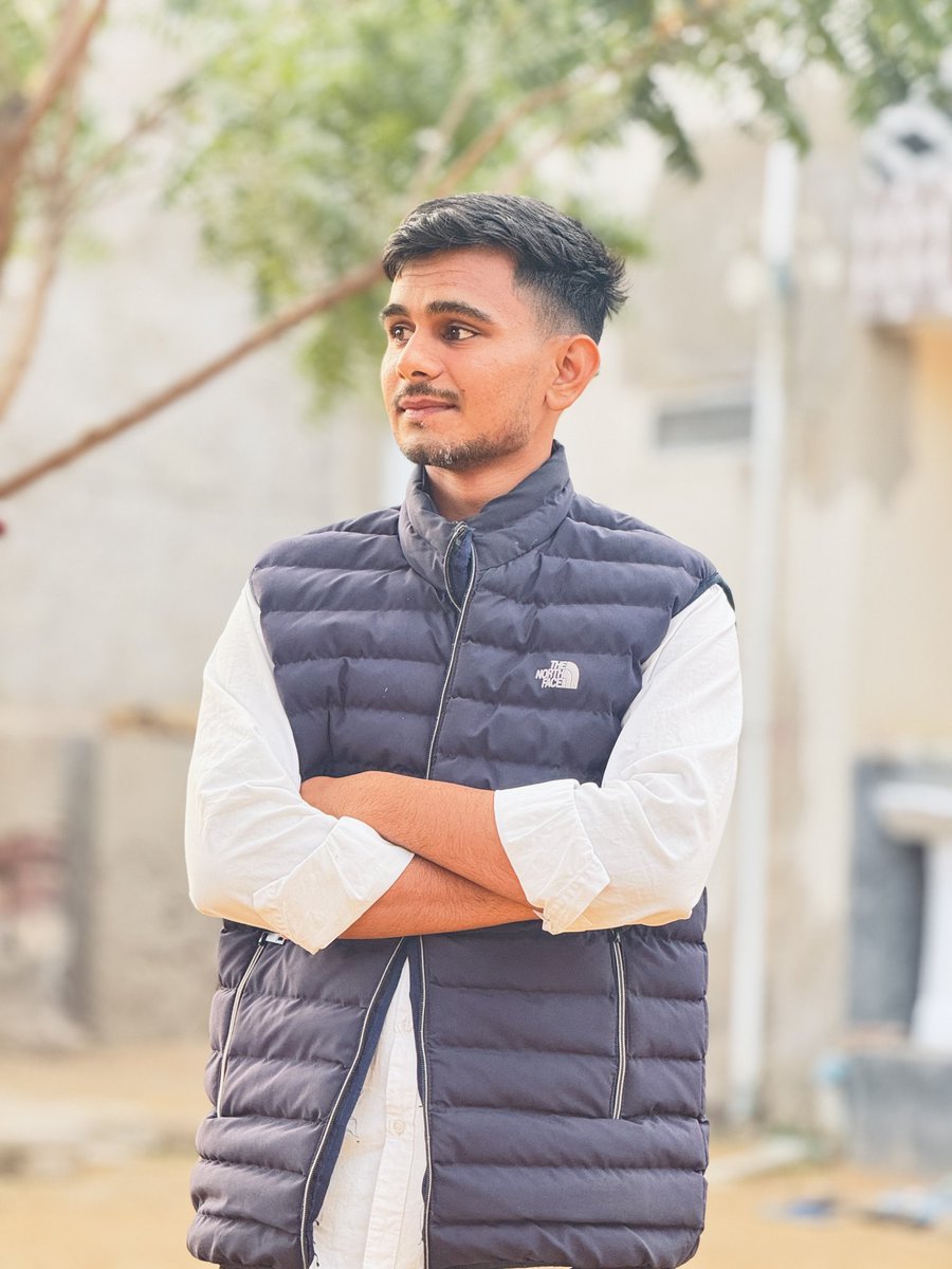 सौभाग्य न सब दिन सोता है,
देखें, आगे क्या होता है।

#GoodMorningEveryone