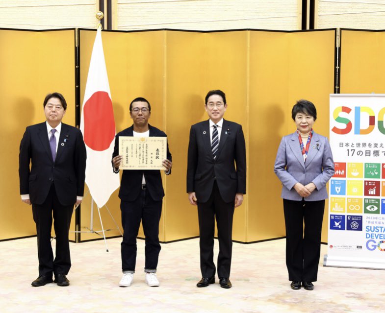 kunimimaru's tweet image. 個人事業主であるただの漁師でも首相官邸に呼んで頂けるし、世界にも羽ばたける。
とんでもない経験が出来たのは、みんなのおかげ。必ず恩返しします🥹