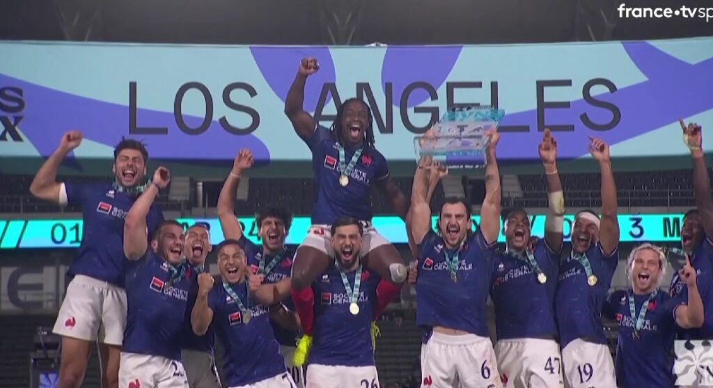 ' Sensationnel! Les Bleus brillent en demi-finale vs l'Irlande et remportent le tournoi de rugby à 7 de Los Angeles grâce aux performances décisives d'Antoine Dupont! Une épopée inoubliable! 🔥🏉 #FranceRugby #DupontMagic #LosAngeles7s'