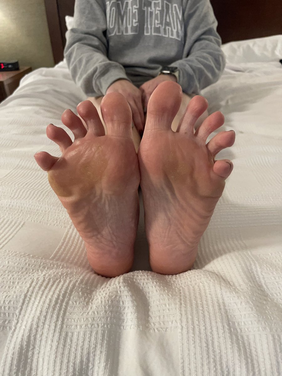 Where are my Chicago friends at?? I’ll be up there next week. 😏 Send me a DM! 👇🏼❤️ foot fetish feet barefoot foot goddess femdom footdom subtended findom birkenstocks cuckold pedicure big feet big soles giantess feet worship stinky sweaty boots TOMS Uggs