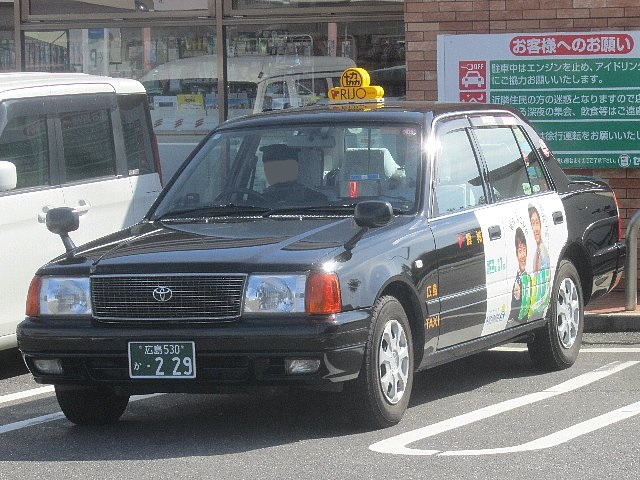 鯉城タクシー(広島県広島市)
コンフォート(TSS11)

広島ホームテレビのローカル番組「ひろしま深掘りライブ フロントドア」の広告が貼られる1台。
ちなみにこの「フロントドア」とは、かつて元広島カープの黒田博樹投手が投げていた魔球の名称に由来する…というのが実に広島らしい🥰

#1日1タク