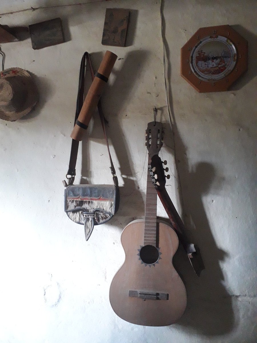 aregionalcom's tweet image. Elementos con varios años de historia en una casa de la región 

#guitarra #carriel #pared #vereda #reloj #cuadros #sombreros #sombras #madera #recuerdo #HojasAnchas #Guarne #OrienteAntioqueño