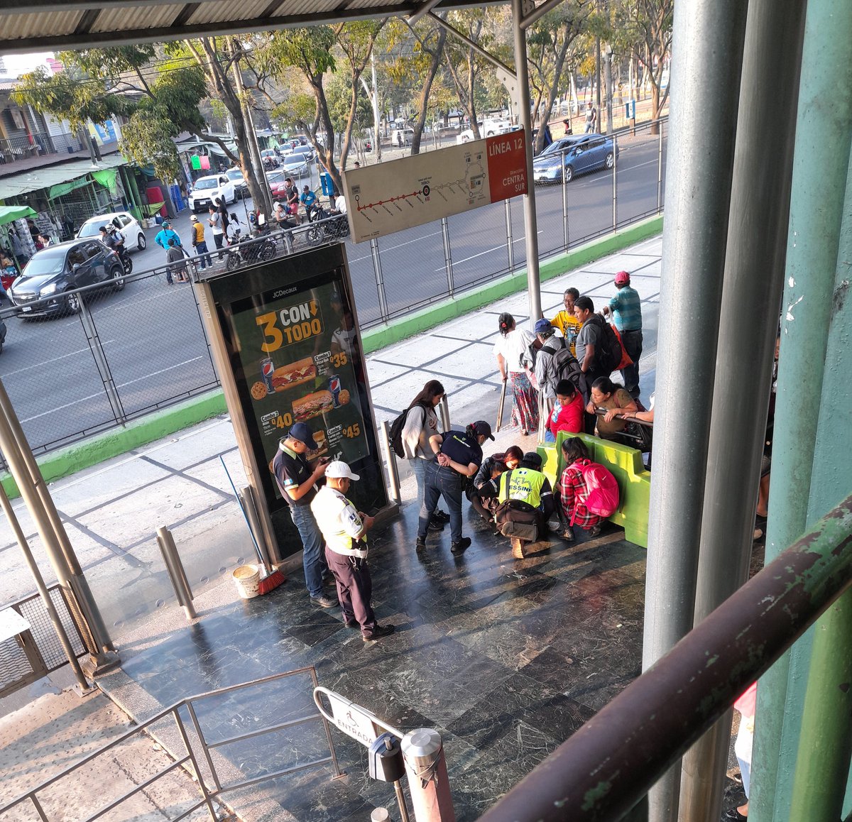 ShakoWx's tweet photo. En la estación del @TransmetroGuate de Trébol con dirección al CENMA, a un niño se le  quedo "prensado" el pie en una de las puertas, lo extraño que ningún colaborador del transmetro estaba ordenando la entrada de las personas. Pasaron minutos para que llegaran a ver que pasó. https://t.co/LCY8ux1Wyn