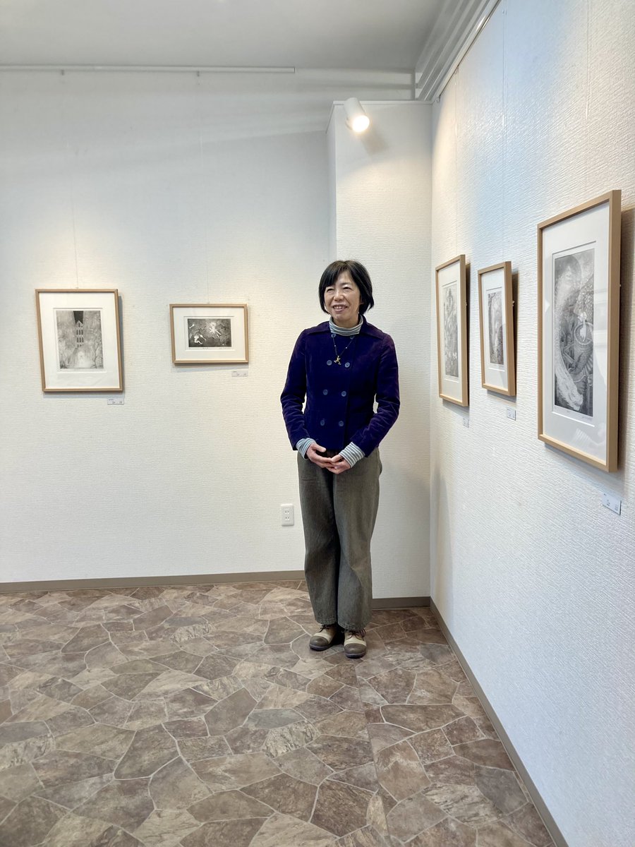 長野順子銅版画展
ー龍の在処ー
3月23(土)まで
11:00〜18:00
火・水休廊
作家在廊日: 3月23(土) 最終日16:00まで

自然から与えられた恵みや畏怖の念をテーマに、独自の世界観を表現した銅版画とアクリル画47点展示

画像は❶「風光る」/春の季語   暖かくなって春風と共に花が咲く
❷作家、画廊にて