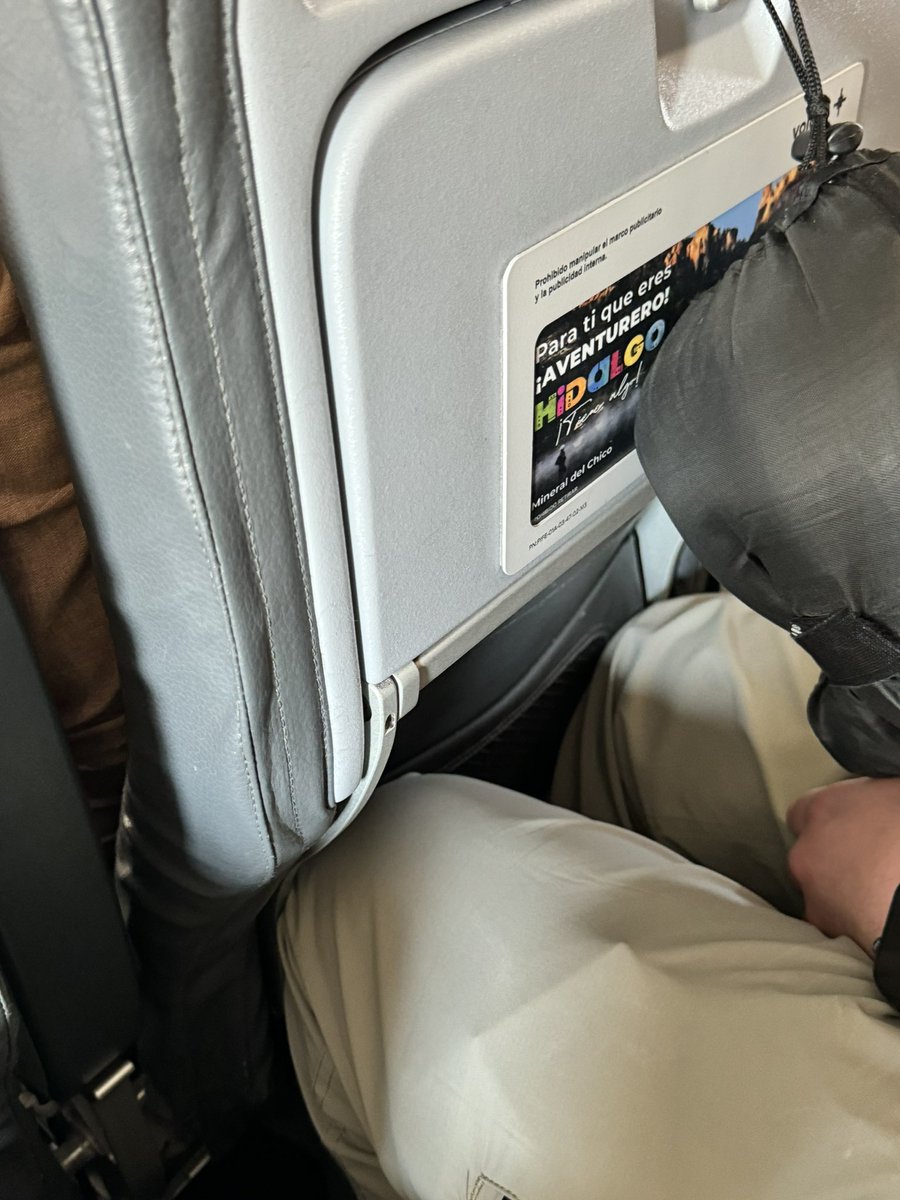 aalexiaqc's tweet photo. Que vergüenza🤢 @viajaVolaris 
Sin descansa brazos y ni espacio entre asientos… https://t.co/huywkQCOBY