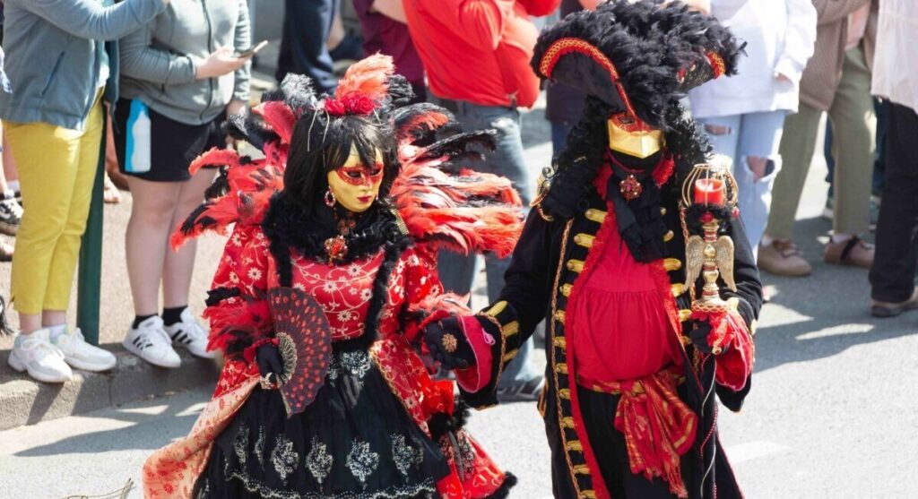 's tweet image. "Le Haras du Pin organise une parade carnaval payante le 3 mars. Encourager le public à dépenser pour des déguisements et couleurs vives est une stratégie douteuse. #HarasDuPin #Carnaval #Critique"