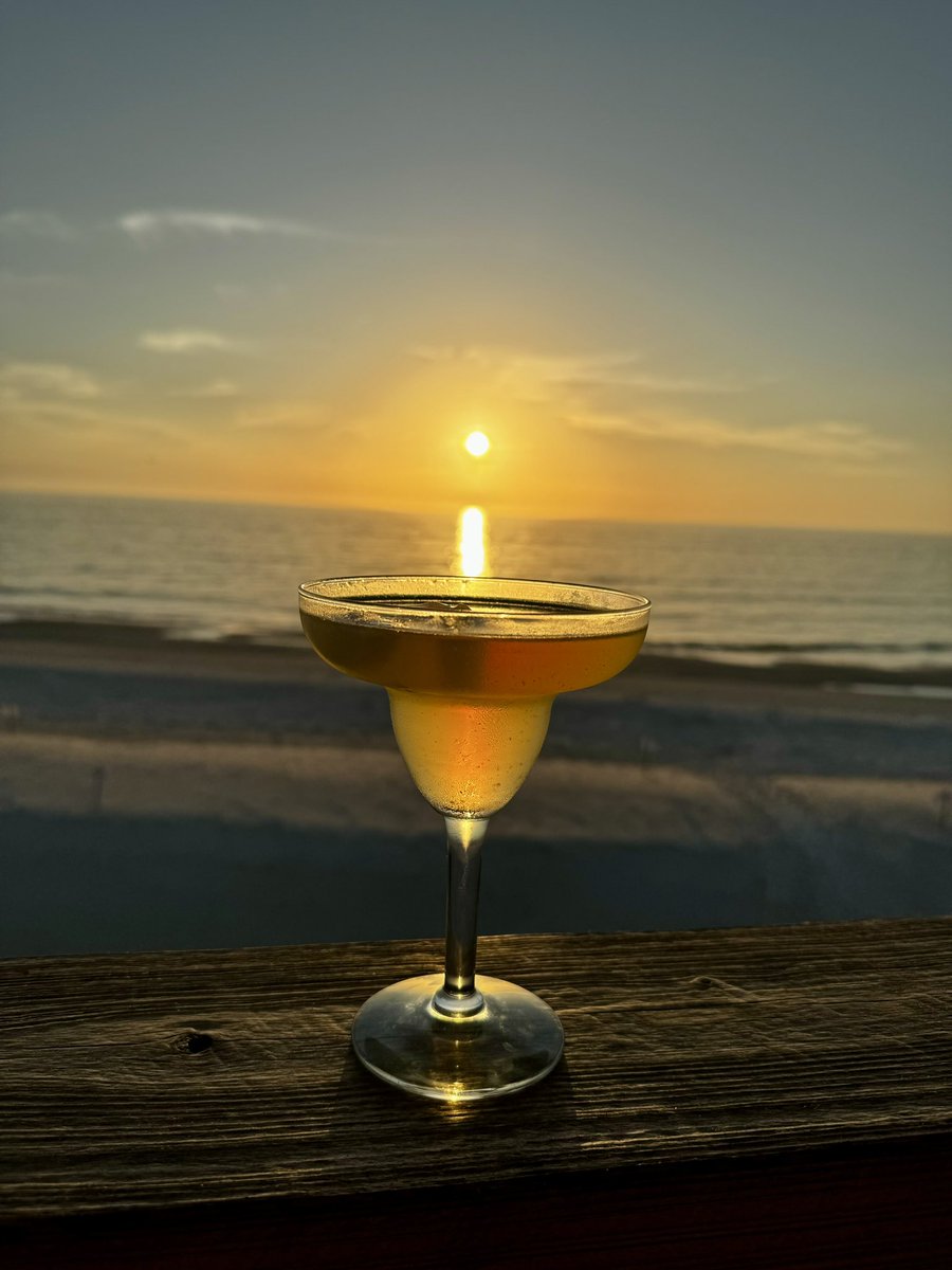 @LiveaMemory @sl2016_sl @leisurelambie @FitLifeTravel @SeasonedTrav @editkephoto @suziday123 @LindaPeters64 @eatlivestay @MichaelWarbur17 @Jake_Case_Photo @USGulfCoast @LiquidRoadTrip @FunInFairfax Celebrating #SundaySunsets with @FunInFairfax at #IndianRocksBeach #Florida. Margarita is liquid sunshine. #travel #USGulfCoast