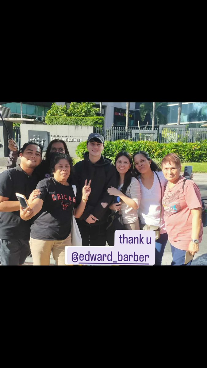 agathabayud's tweet photo. kahit mahina ang boses dinig pa rin ang pagbanggit nta sa solid team Edward, thank u @Barber_Edward_ ...thank u @DothyRampadoras for taking the vid...sulit ang pag-hintay... https://t.co/FTOt1nWt4r