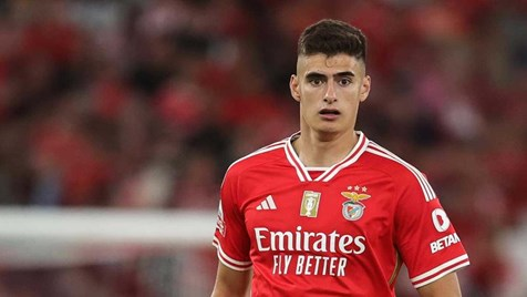 MaKeSenSe443's tweet photo. O tal que dizem que é o melhor central em Portugal😂😂😂😂😂
Só se for na pequena cabeça dos adeptos do benfica https://t.co/HCPuVTfIiP