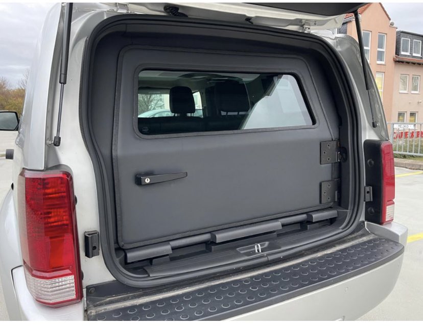 SecurityDriver1's tweet image. Une récente acquisition s&apos;ajoute à la flotte de location de véhicules avec chauffeurs de la société de transport sécurisé My Company Service.

Il s&apos;agit d&apos;un Dodge Nitro R/T, blindé au niveau B6, avec seulement 32000 km au compteur.

MY COMPANY SERVICE : mycompanyservice.net