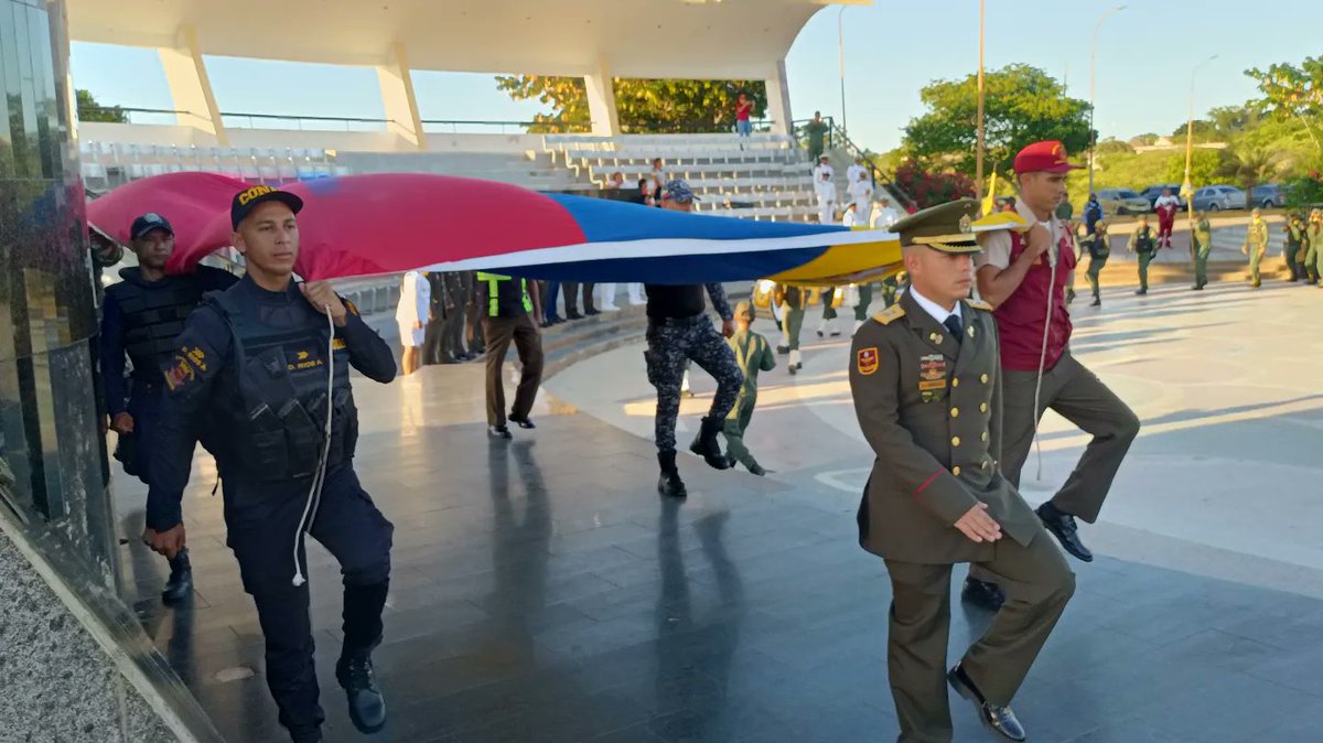 La FANB en el estado Falcón enaltecen el amor a nuestra Bandera Nacional, realizando la Arriada desde el Paseo Generalísimo Francisco de Miranda, donde se ondeó por primera vez el tricolor nacional. 🇻🇪