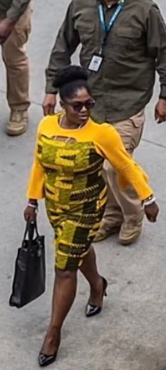 Esta es la imagen del día que tiene con diarrea a la ultraderecha racista que ha más de año y medio del triunfo de Francia no superan la tusa de que una negra sea vicepresidenta. 

Amé esta pose de nuestra vice <a href="/FranciaMarquezM/">Francia Márquez Mina</a> .Salió poderosa, hermosa. Bien por el fotógrafo 😍