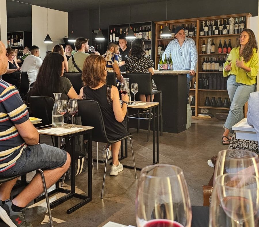 Ayer llenamos nuevamente los dos turnos en Wining/ #LosInvitadosdeMusu con Seba de <a href="/MendelWines/">Mendel Wines</a> y @Fernanda de <a href="/MartinoWines/">MartinoWines</a> y #loselegidosdemusu con <a href="/FincaFlichmanOK/">Finca Flichman</a> <a href="/BodegaCaelum/">Bodega Caelum</a> <a href="/BodegaMilSuelos/">Bodega & Restaurante Mil Suelos</a> <a href="/BodegaElEsteco/">Bodega El Esteco</a> <a href="/MatiasMorcos/">Matias Morcos</a> <a href="/ClosdeChacras/">Clos de Chacras</a>