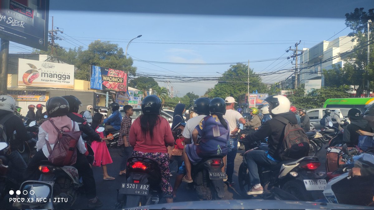 twitjune's tweet photo. Perempatan Gadang macet, ga ada pak pol yg atur, yg siaga malah pak gopek sampe 2 ato 3 orang @LalinNews https://t.co/lER9O9YYFw