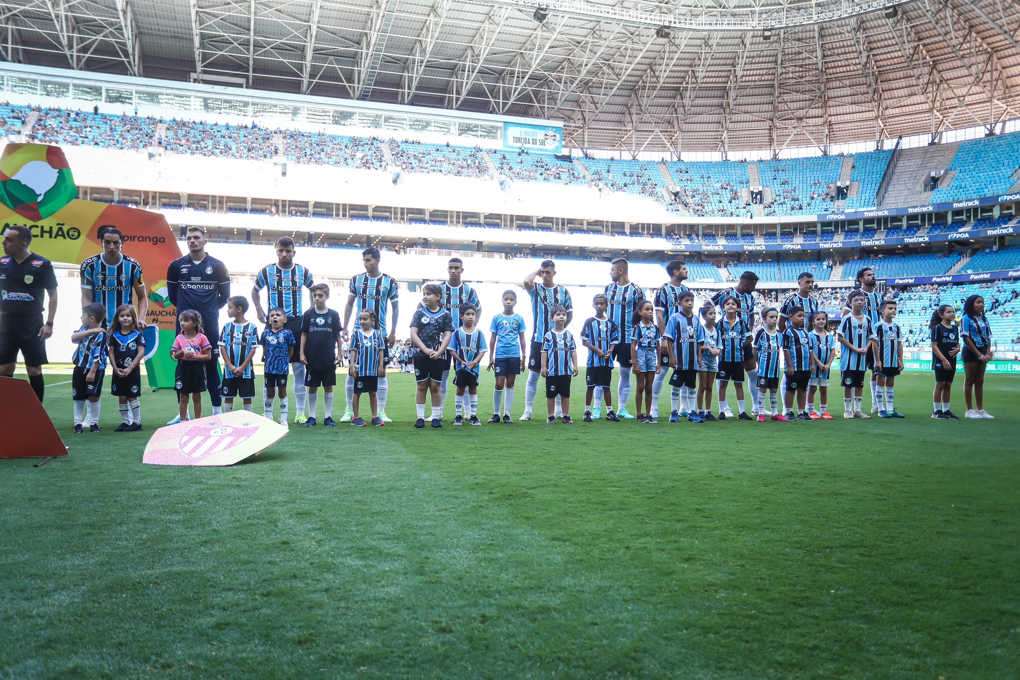 Jogadores do Grêmio perfilados antes da partida
