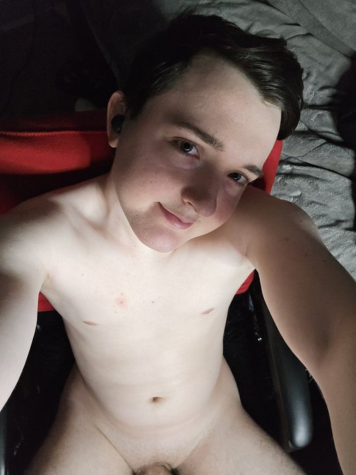 Hey guys I'm now live on chaturbate xtylercam69 https://t.co/OxzQN8sssv