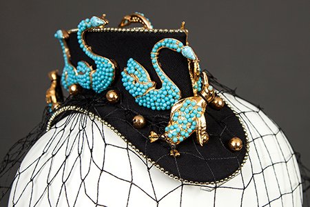 Chicago.
Bes-Ben
(Benjamin B. Green-Field and his sister Bessie).

Absolutely Fabulous Quirky Hat, 1965.

Small gold metal swans &penguins, turquoise beads, gold  beads, net veiling. J'adore!

More snaps:
…eincollection.rediscoverysoftware.com/mDetail.aspx?r…
©️ Goldstein Museum.

#Covet