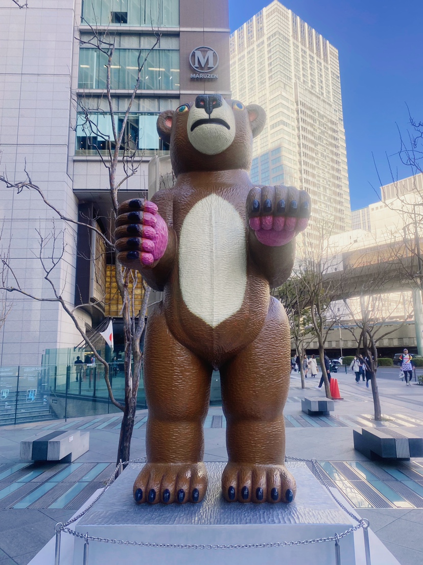 お疲れさまです✨

先日、丸の内ストリートギャラリーを見に行ってきました♪
舟越桂さんと三沢厚彦さんの作品をパシャリ📸
街中にアートがあるって素敵ですね✨
雨や風で作品は痛まないのか気になりました…🤔コーティングされているのかな？

#企業公式相互フォロー
#企業公式つぶやき部