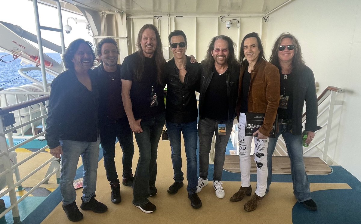 Great to hang with @ExtremeBand on the @MonstersCruise! Our brothers since 1991! #MonstersOfRockCruise