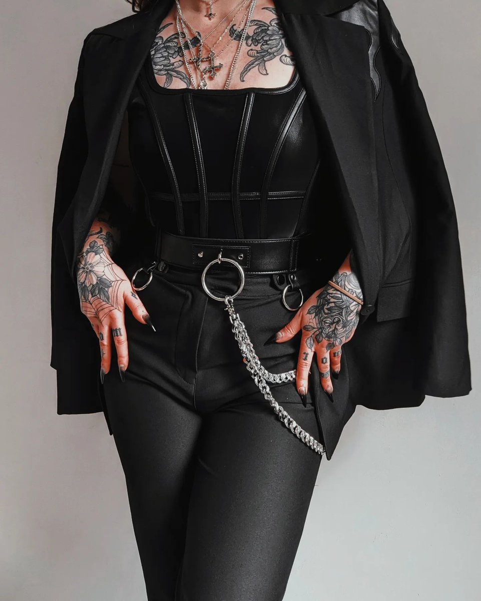 disturbiaco's tweet image. Dress f̶o̶r̶ ̶s̶u̶c̶c̶e̶s̶s̶ *𝙩𝙤 𝙤𝙗𝙨𝙚𝙨𝙨 🖤

disturbia.co.uk/collections/wo…

📸 @kllsym

#disturbiaclothing #powerdressing #powersuit #corpgoth #officegoth #gofficewear