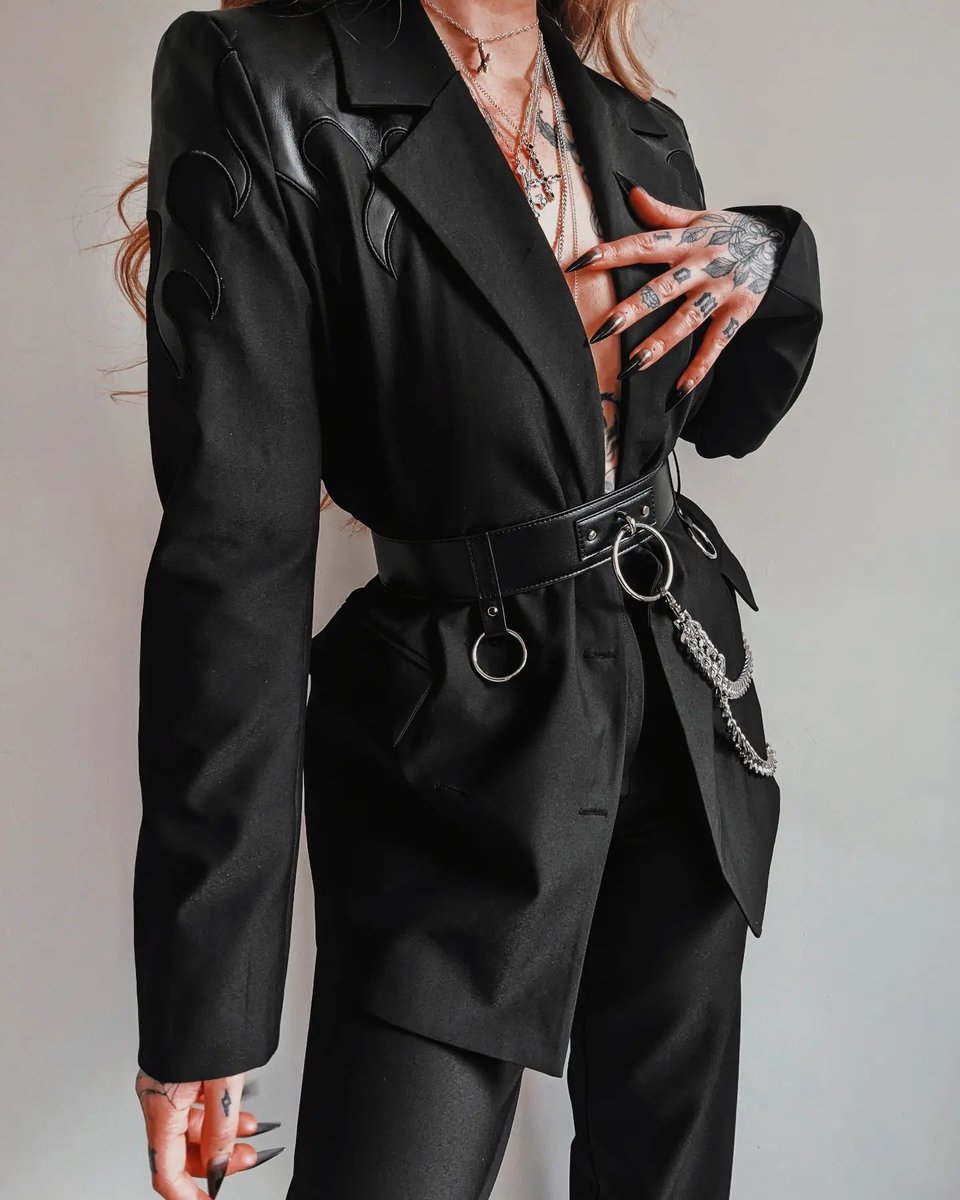 disturbiaco's tweet image. Dress f̶o̶r̶ ̶s̶u̶c̶c̶e̶s̶s̶ *𝙩𝙤 𝙤𝙗𝙨𝙚𝙨𝙨 🖤

disturbia.co.uk/collections/wo…

📸 @kllsym

#disturbiaclothing #powerdressing #powersuit #corpgoth #officegoth #gofficewear